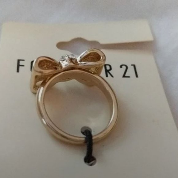 🎉 New 🎉 Forever 21‎ Gold Bow Costume Ring - Picture 3 of 16